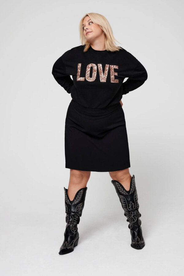 Only Carmakoma - Sweatshirt med "Love" tekst i palietter